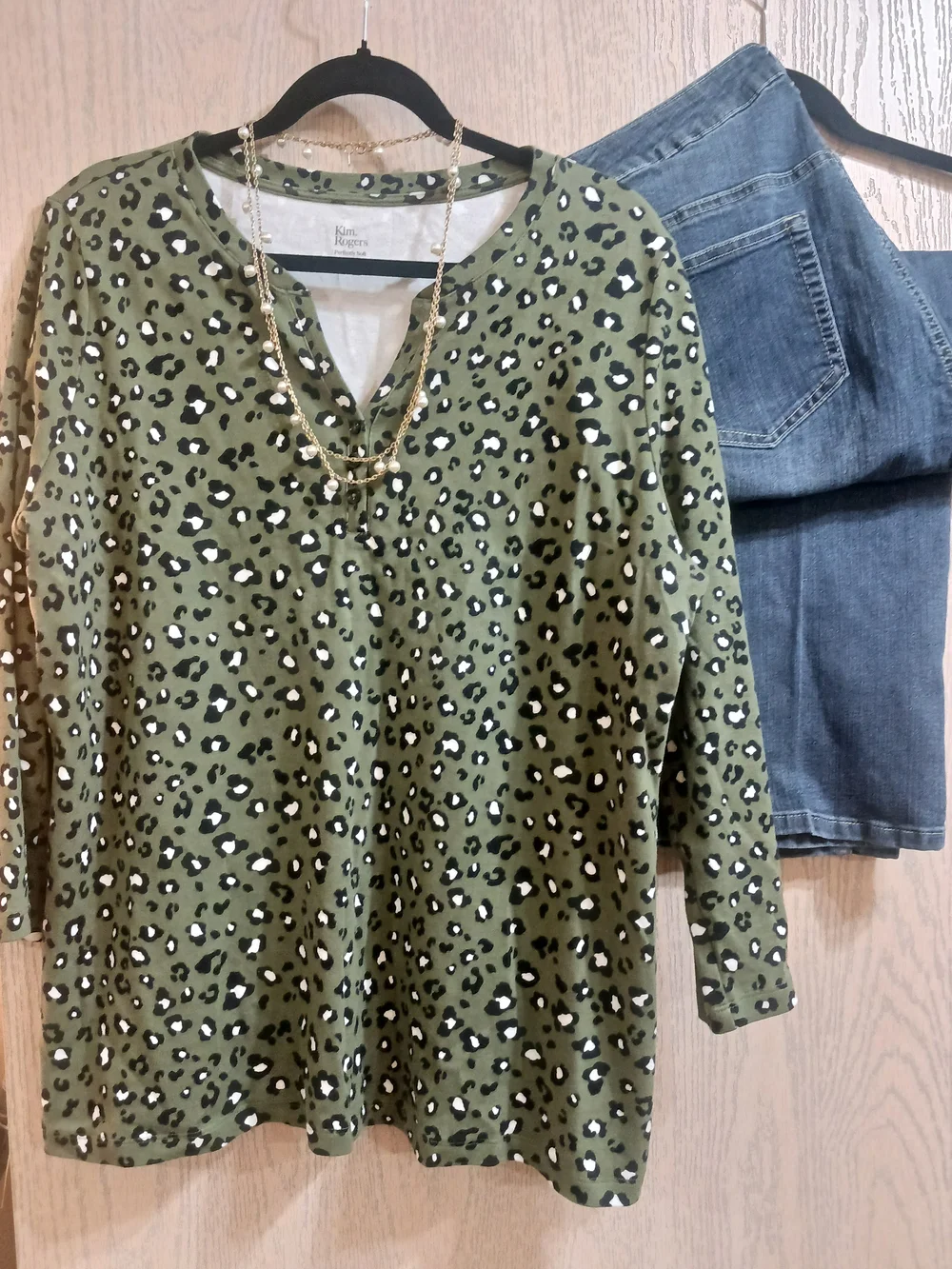 3/$20 💰 Kim Rogers Pullover Olive Green Zebra Leopard-Spot Casual Top XL Cotton - Picture 1 of 7